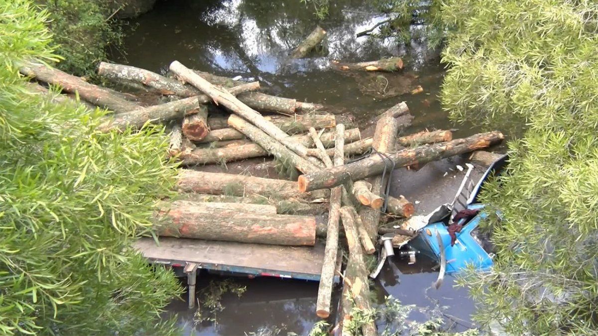 Murió un camionero tras quedar sin frenos y caer de un puente en ruta 3