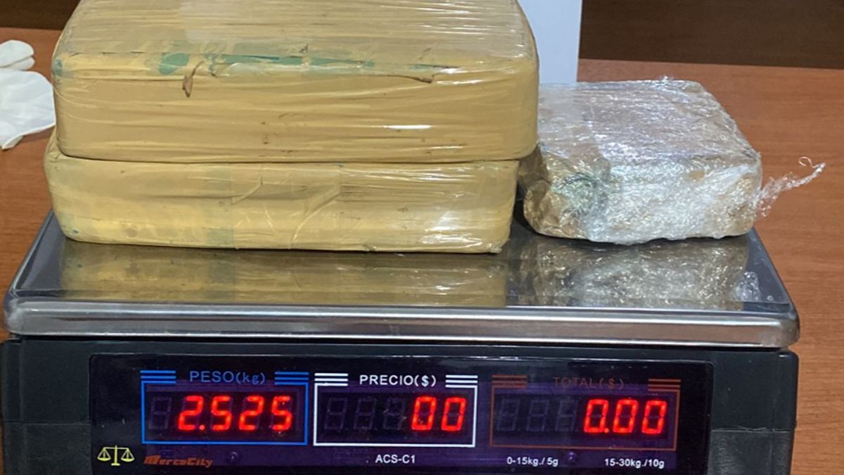 Policía incautó dos kilos y medio de pasta base en un almacén y detuvo