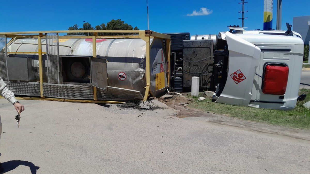 Camión que transportaba sustancia peligrosa volcó en Florida