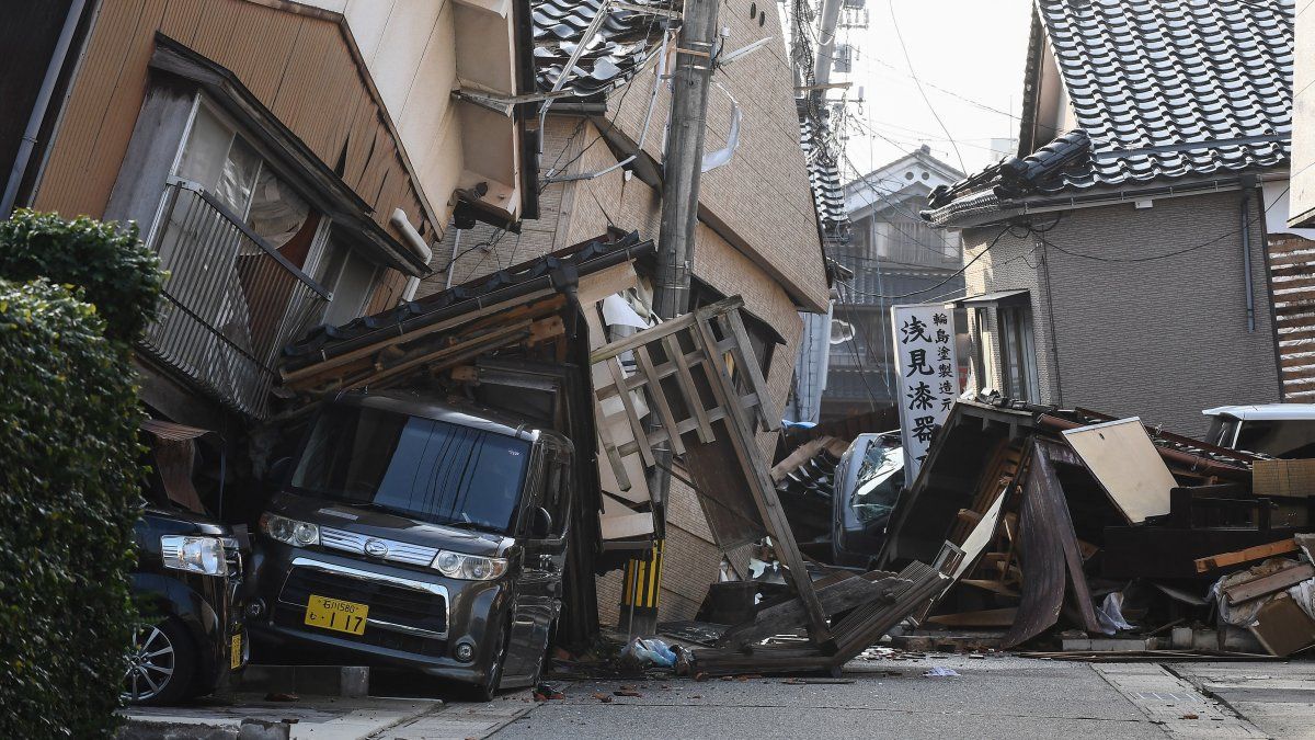 Hay 126 muertos por el terremoto en Japón sigue el rastreo entre