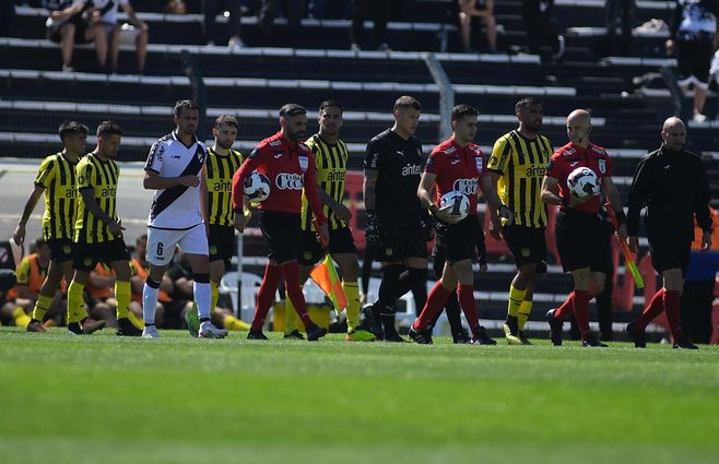 Pe Arol Le Gan A Danubio Con Gol De Tiro Libre De Leo Fern Ndez Y