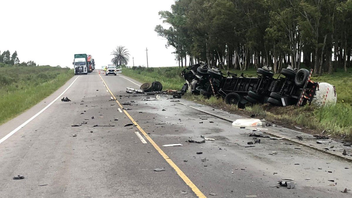 Dos Camiones Chocaron De Frente En Colonia Y Sus Conductores Murieron