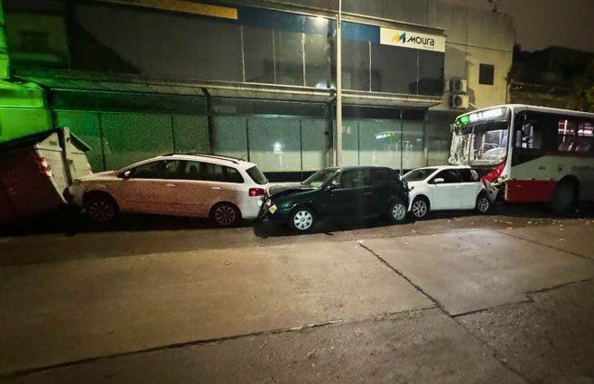 Choque M Ltiple Entre Un Mnibus Y Cuatro Autos Deja Una Mujer