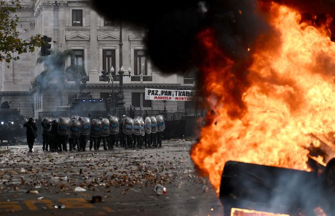 Graves Incidentes Frente Al Congreso Antes De Voto Crucial Para Javier