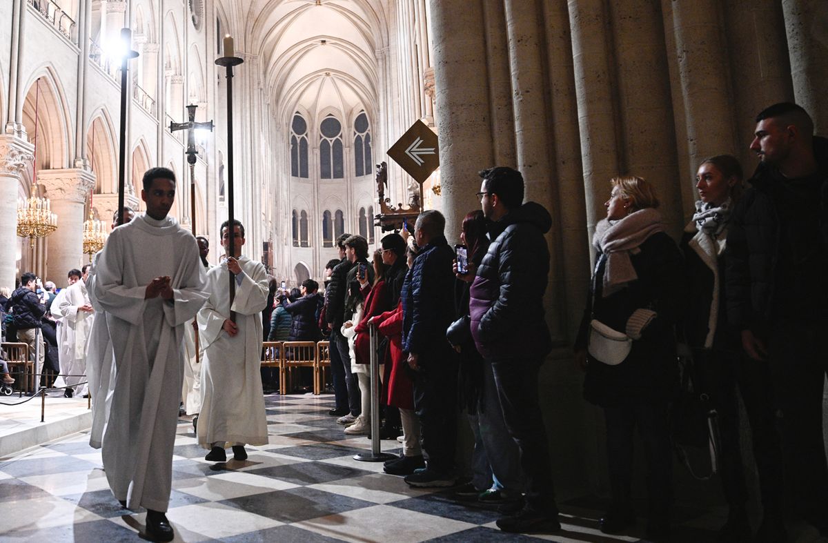 Notre Dame de París celebra sus primeras misas navideñas desde el