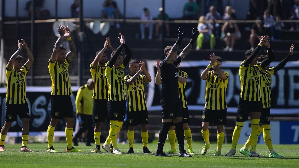 Peñarol le ganó a Danubio con gol de tiro libre de Leo Fernández y