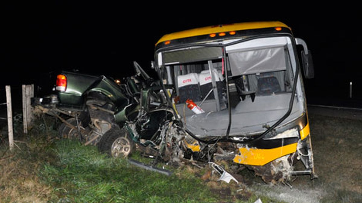 Choque Frontal Entre Camioneta Y Mnibus Deja Dos Muertos