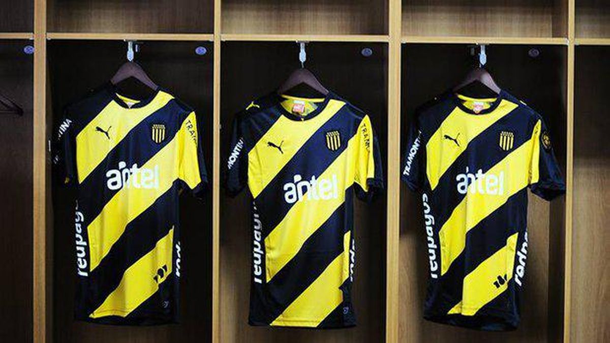 Pe Arol Present Su Camiseta Especial Del Aniversario Del Club