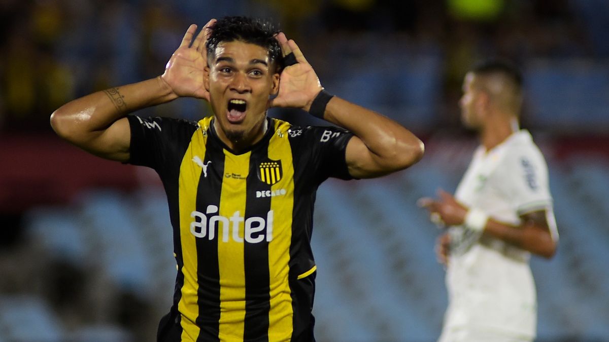 Peñarol derrotó 4 a 3 a La Luz con triplete de Matías Arezo y quedó puntero