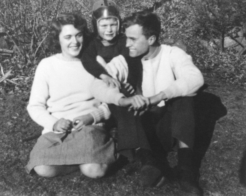 George Herbert Walker Bush (D) posa con su esposa Barbara y su hermano Bucky en 1940. George Herbert Walker Bush (D) posa con su esposa Barbara y su hermano Bucky en 1940.