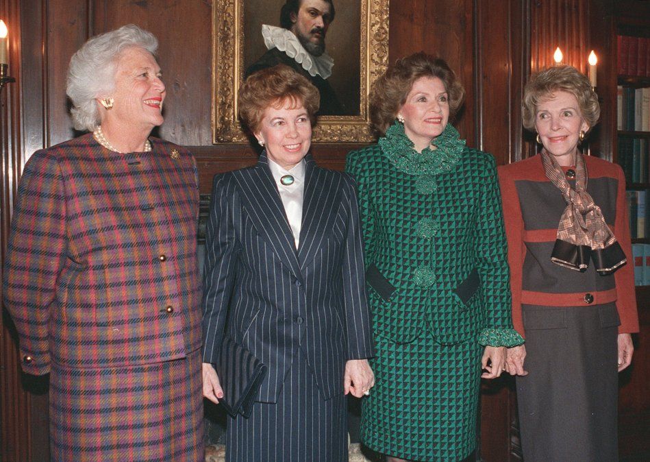 De izquierda a derecha: Barbara Bush De izquierda a derecha: Barbara Bush