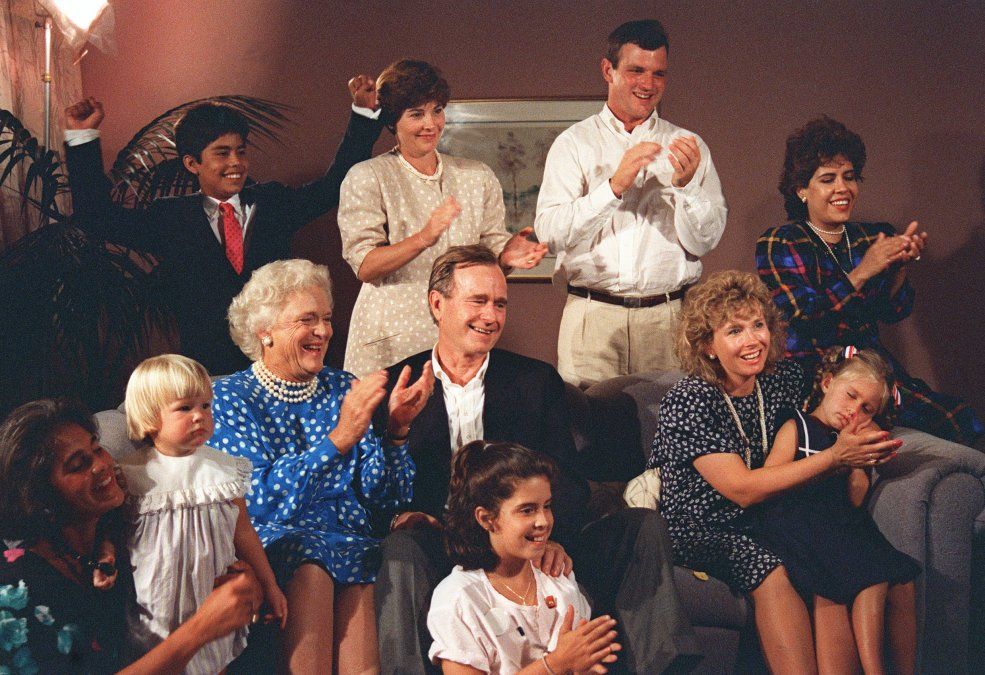 Georges Bush y su familia reaccionan a un show de TV en agosto de 1988 Georges Bush y su familia reaccionan a un show de TV en agosto de 1988
