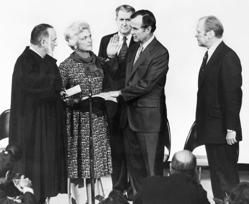 George Herbert Walker Bush fotografiado con el Ministro de Justicia George Herbert Walker Bush fotografiado con el Ministro de Justicia