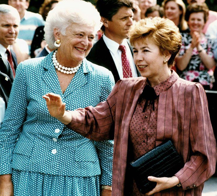 Primera Dama Barbara Bush con la primera Dama de la Unión Soviética Primera Dama Barbara Bush con la primera Dama de la Unión Soviética