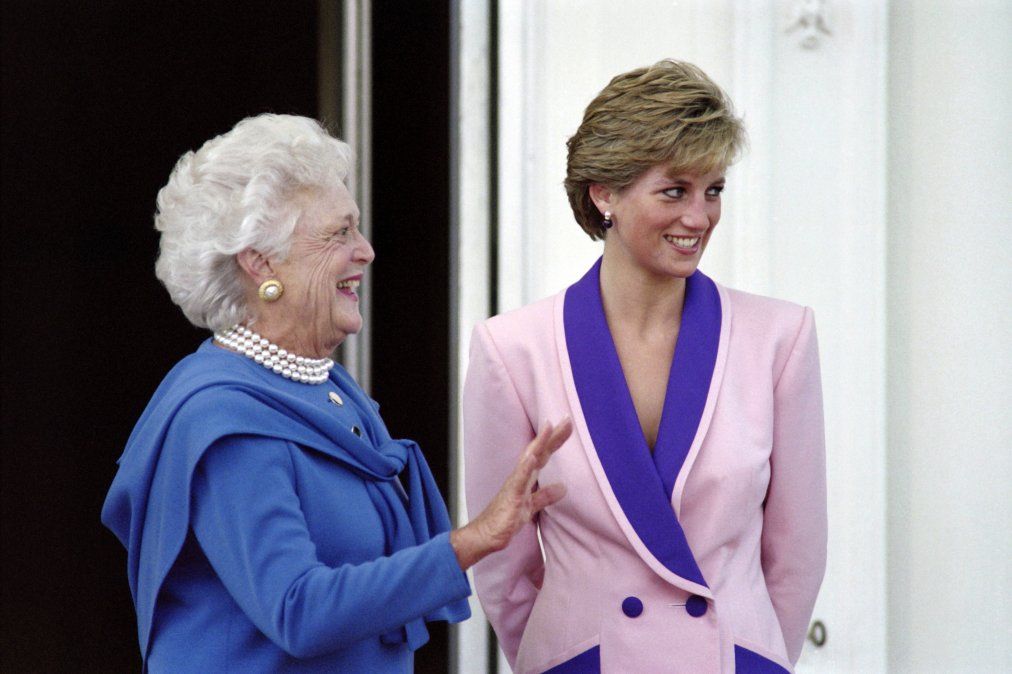 Primera Dama Barbara Bush (izquierda) con la princesa británica Diana Primera Dama Barbara Bush (izquierda) con la princesa británica Diana