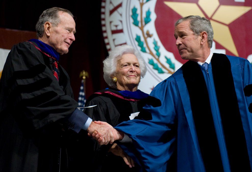 Presidente George W. Bush (derecha) le da la mano a su padre Presidente George W. Bush (derecha) le da la mano a su padre