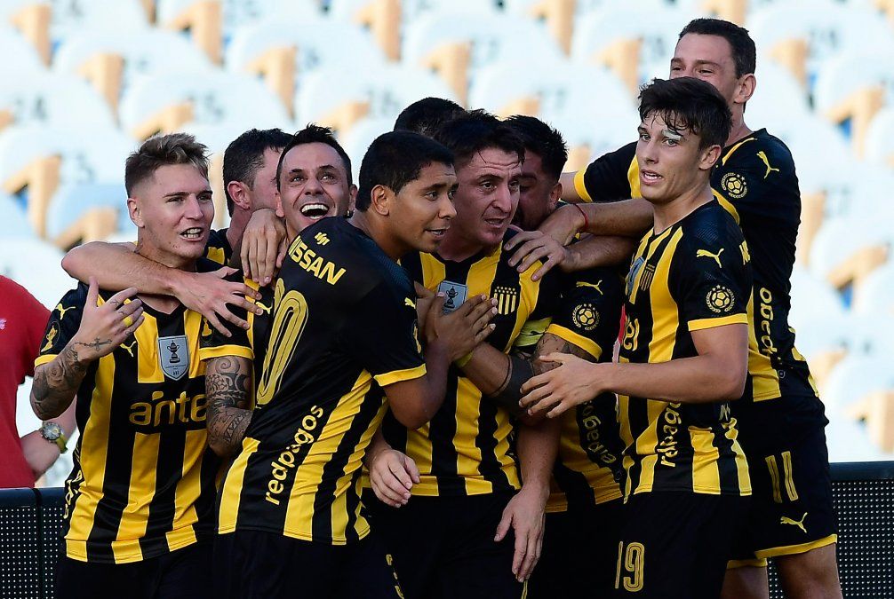 El festejo de los aurinegros tras el gol del Cebolla Rodríguez El festejo de los aurinegros tras el gol del Cebolla Rodríguez