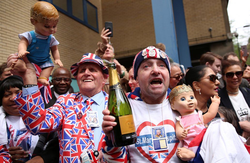 Admiradores de la Corona Británica festejan en la puerta del hospital