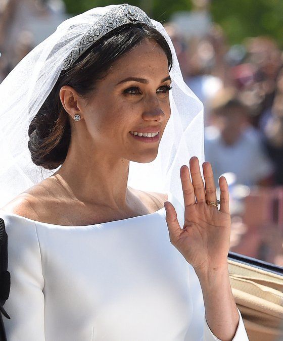 La novia durante el recorrido por las calles de Windsor