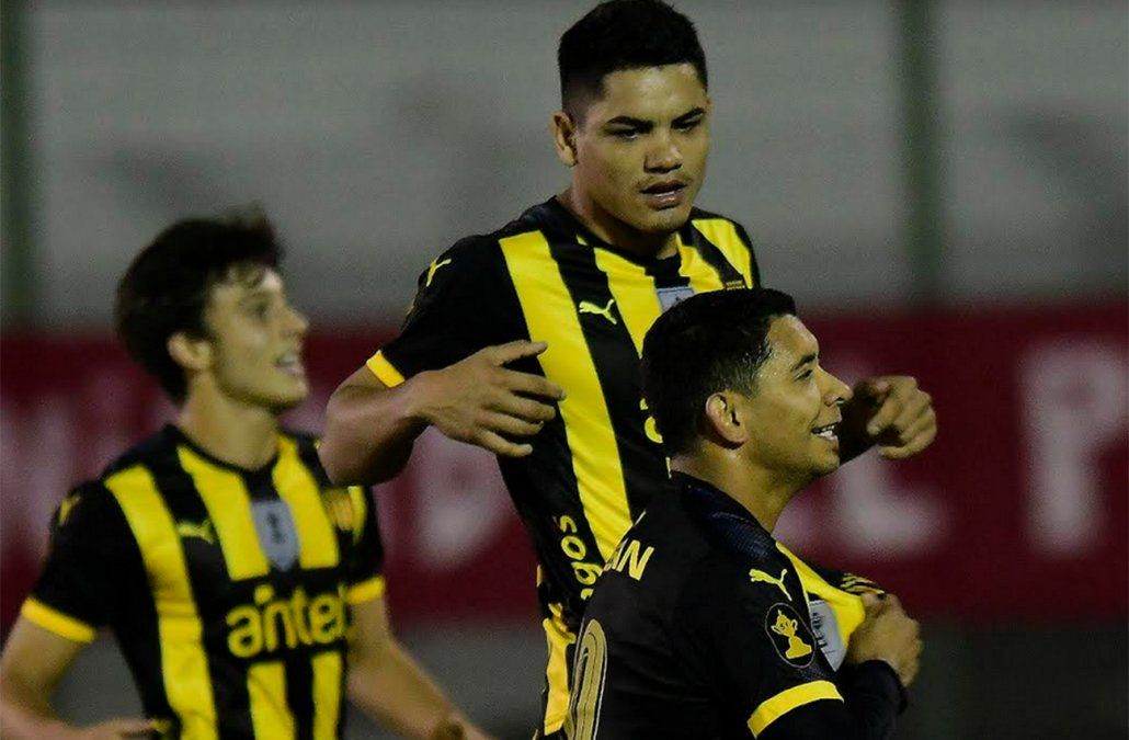 Palacios convierte su gol de penal ante Atenas de San Carlos