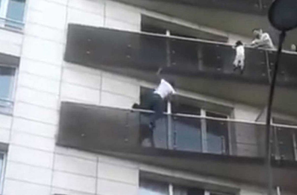 Gassama en plena tarea. Fue filmado por decenas de transeúntes que vieron su hazaña