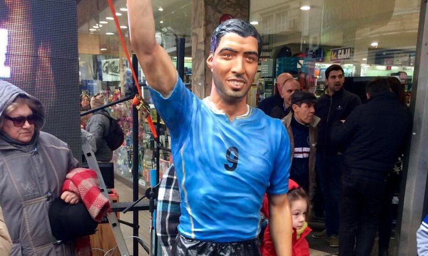La estatua a Luis Suárez fue instalada en el centro salteño en 2016.