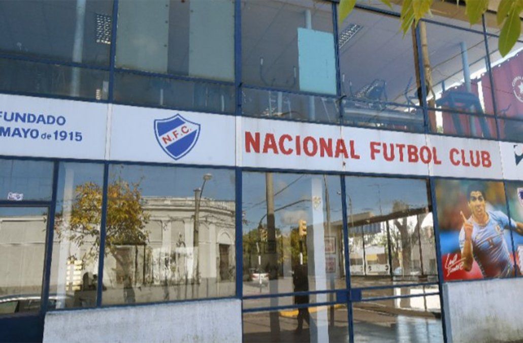 La sede del Club Nacional de Football de Salto inaugurado en 1915. Luis Suárez presente en la fachada