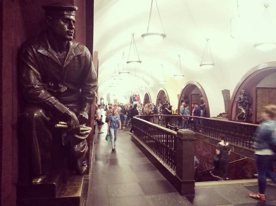 76 estatuas de bronce que representan al pueblo soviético están distribuidas por la estación 76 estatuas de bronce que representan al pueblo soviético están distribuidas por la estación
