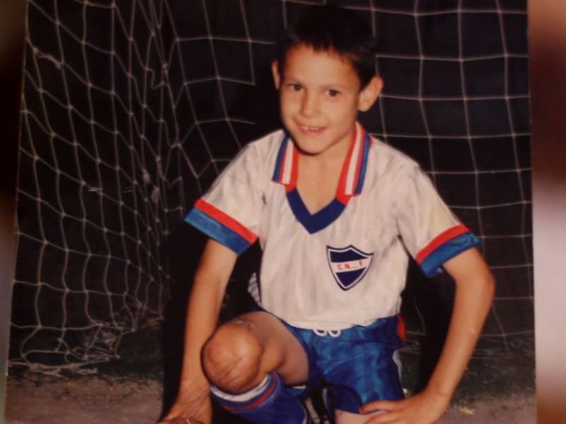 Edinson con la camiseta del cuadro que es hincha