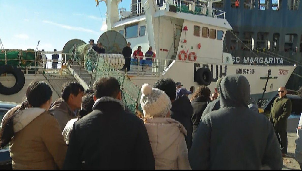 Buscan por mar y aire al marinero desaparecido del pesquero español hundido