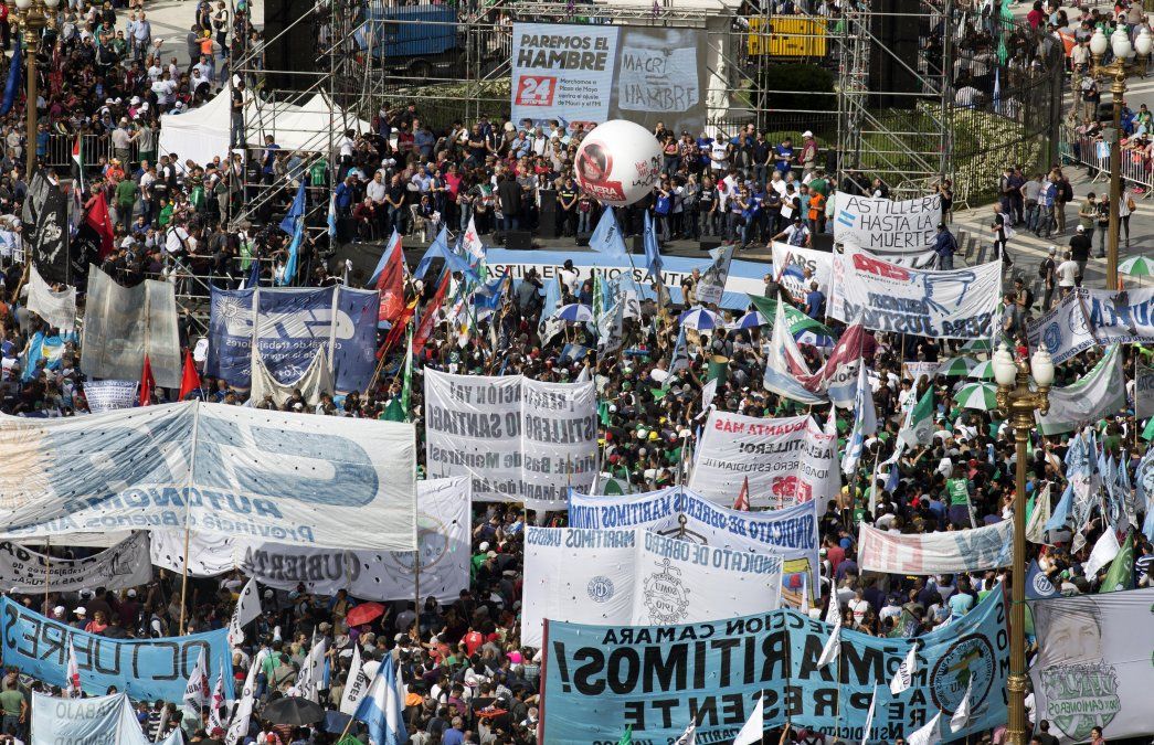 Miles de personas protestan en Plaza de Mayo contra la política económica del presidente argentino Mauricio Macri. Miles de personas protestan en Plaza de Mayo contra la política económica del presidente argentino Mauricio Macri.