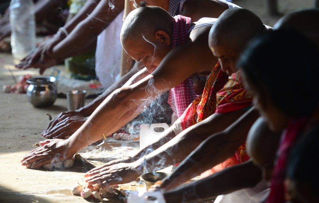 Pelegrinos hindúes de Kolkata realizan el ritual pind-daan por la salvación de sus ancestros en el segundo día de Pitru Paksha. Pelegrinos hindúes de Kolkata realizan el ritual pind-daan por la salvación de sus ancestros en el segundo día de Pitru Paksha.