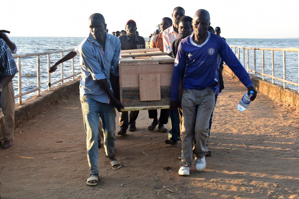 Personas cargan un ataúd a orillas del lago Victoria mientras los rescatistas buscan víctimas al día siguiente de que el ferry MV Neyrere naufragara. Más de 200 personas murieron en la tragedia. Personas cargan un ataúd a orillas del lago Victoria mientras los rescatistas buscan víctimas al día siguiente de que el ferry MV Neyrere naufragara. Más de 200 personas murieron en la tragedia.
