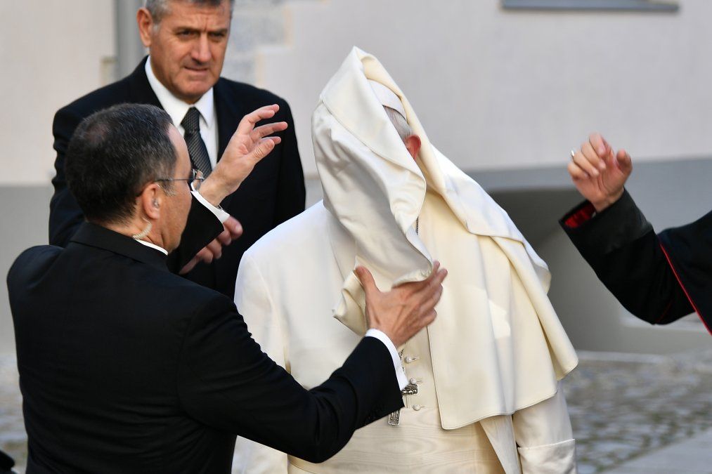 El viento alcanzó la vestimenta del Papa Francisco cuando llegó para encontrarse con las personas asistidas por las obras de caridad de la iglesia El viento alcanzó la vestimenta del Papa Francisco cuando llegó para encontrarse con las personas asistidas por las obras de caridad de la iglesia