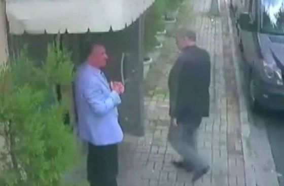 Una cámara de videovigilancia registra los últimos movimientos de Khashoggi entrando al consulado en Turquía. Supuestamente iba por trámites personales.