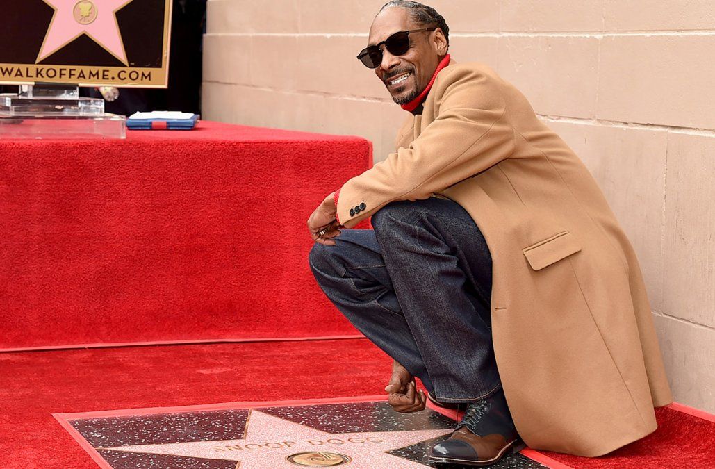 Snoop Dogg recibe su estrella en el Paseo de la Fama Snoop Dogg recibe su estrella en el Paseo de la Fama