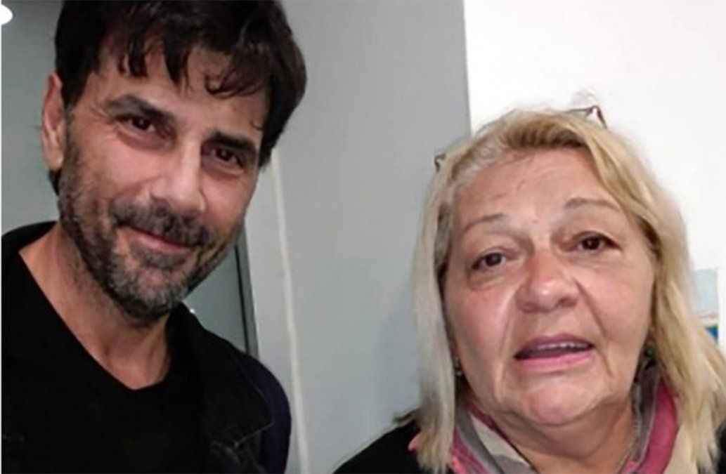 Junto a una fanática que subió la imagen a Twitter