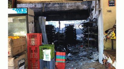 realizan tareas de enfriamiento en el super incendiado