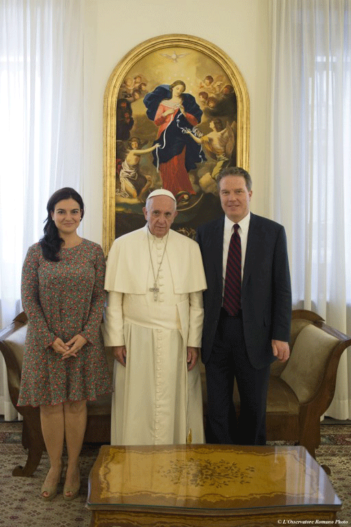Burke y Paloma García Ovejero flanqueando al papa. Ambos dejaron el Vaticano