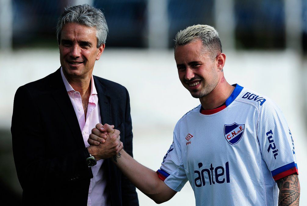 Amaral le da la mano al presidente de Nacional José decournex. Un nuevo contrato y una nueva oportunidad para el hábil volante zurdo