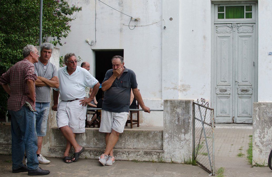 El padre de Emiliano Sala habla con amigos en el frente de su casa en la localidad de Progreso, Argentina.