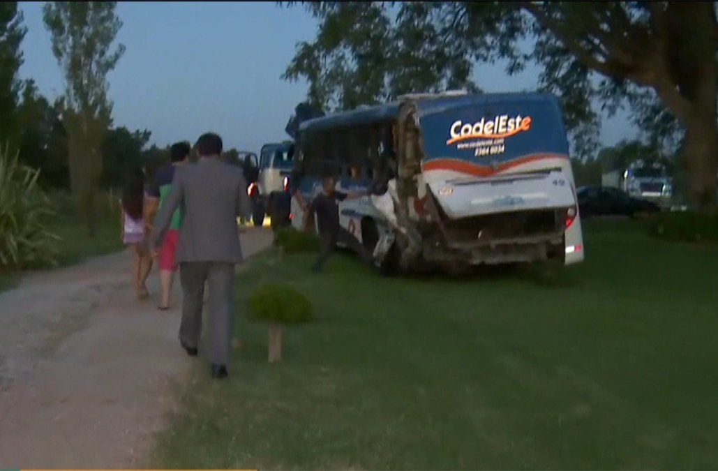 Un camiÃ³n chocÃ³ de atrÃ¡s a un Ã³mnibus y lo empujÃ³ hacia el jardÃ­n de un casa