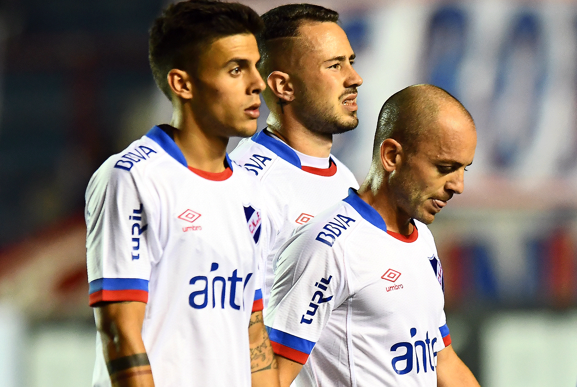 Carballo, Lorenzetti y Amaral se retiran de la cancha visiblemente decepcionados por el resultado del partido ante Boston River. Rescataron un empate al final.&nbsp;