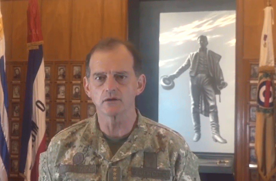 Manini Ríos dio su conferencia de prensa en la cuenta de Youtube del Ejército, un gesto inesperado para un militar de carrera en Uruguay