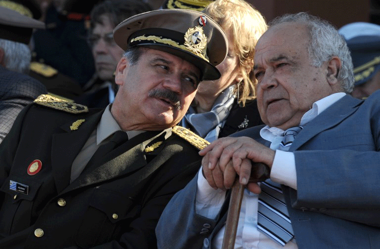 En 2011, el entonces ministro de Defensa Eleuterio Fernández Huidobro dialoga con el comandante en jefe&nbsp; Pedro Aguerre, cuyo padre -también militar- fue simpatizante del Partido Socialista y estuvo preso en dictadura.&nbsp;