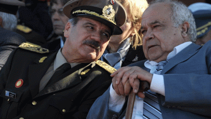 En 2011, el entonces ministro de Defensa Eleuterio Fernández Huidobro dialoga con el comandante en jefe&nbsp; Pedro Aguerre, cuyo padre -también militar- fue simpatizante del Partido Socialista y estuvo preso en dictadura.&nbsp;