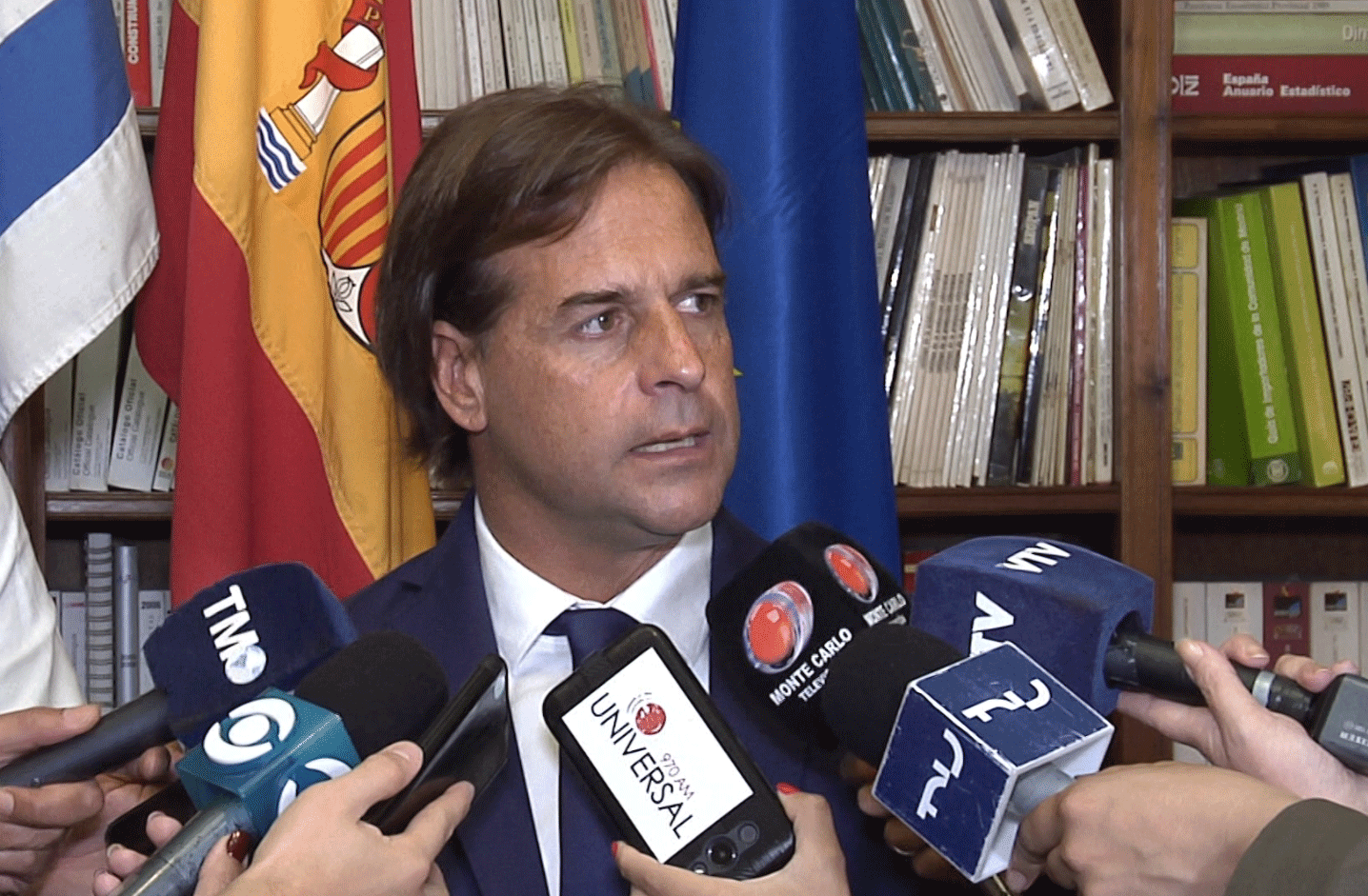 Lacalle-Pou-marzo-15.gif