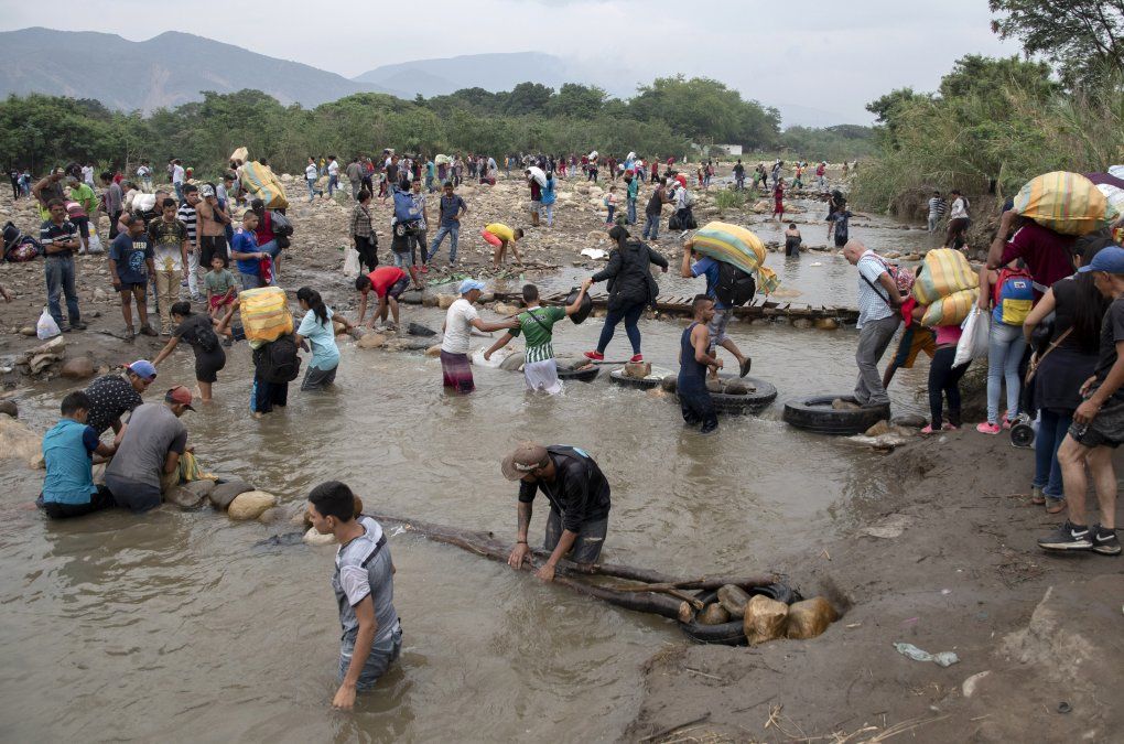 La gente cruza de Calulta (Colombia) a San Antonio del Tachira (Venezuela) después de comprar bienes para revender La gente cruza de Calulta (Colombia) a San Antonio del Tachira (Venezuela) después de comprar bienes para revender