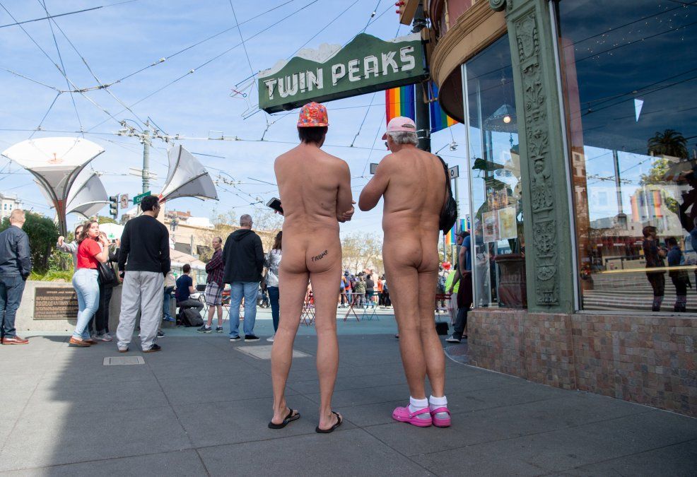 Nudistas esperan frente a un café el comienzo del Nude Love Parade en San Francisco. Nudistas esperan frente a un café el comienzo del Nude Love Parade en San Francisco.