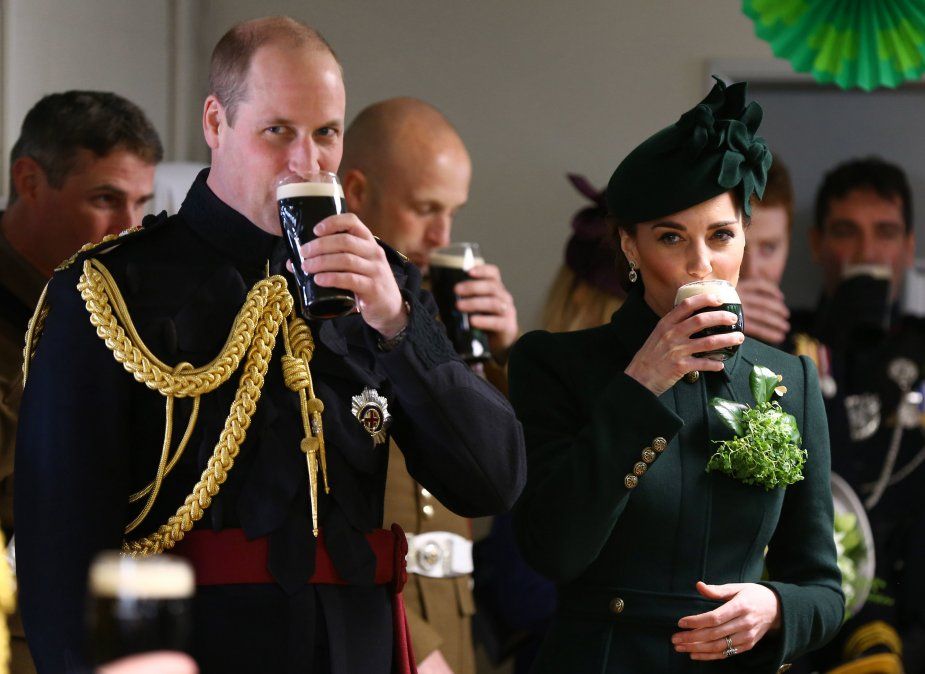 El príncipe William y la duquesa de Cambridge Catherine disfrutan de una pinta de Guinnes en el St Patrick´s Day. El príncipe William y la duquesa de Cambridge Catherine disfrutan de una pinta de Guinnes en el St Patrick´s Day.